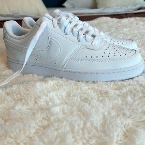 NIKE Court Vision Low